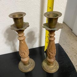 PAREJA DE CANDELABROS ANTIGUO DE BRONCE Y MADERA