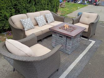 Beautiful outdoor furniture from Costco excellent condition