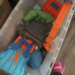 Hot wheel city track lot with crocodile