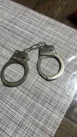 Fake handcuffs￼