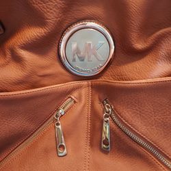 MICHAEL KORS  BROWN LEATHER PURSE GOOD CONDITION   $35.00