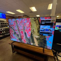 Massive 85" Samsung 4K UHD Smart TV (Crystal LED) - UN85DU8000D