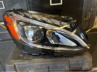 2017 Mercedes C300 Passenger headlight