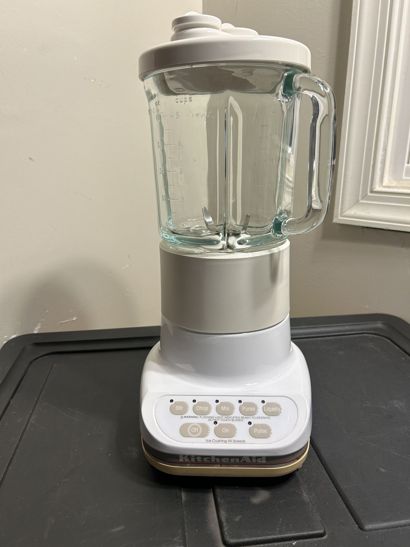 Mint Vintage Kitchenaide KSB5AC Classic White Blender 40 Oz Capacity Glass Jug