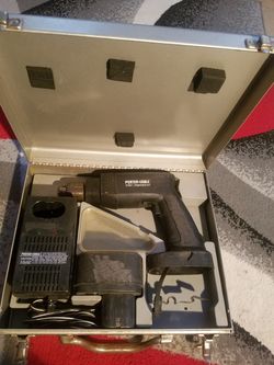 PORTER CABLE 3/8 DRILL with CHARGER, BATTERY and METAL CASE