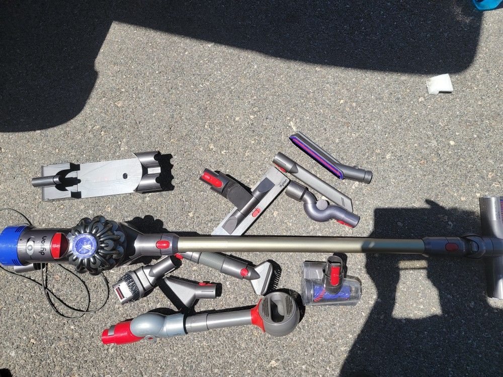 Dyson Stick Vacuum V8 Animal Pro Cordless With Extras