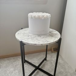 Modern Marble Side Table – SAAYA roses Included 