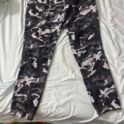 Under ARMOUR Mens Unstoppable Cargo Camo Tapered Pants