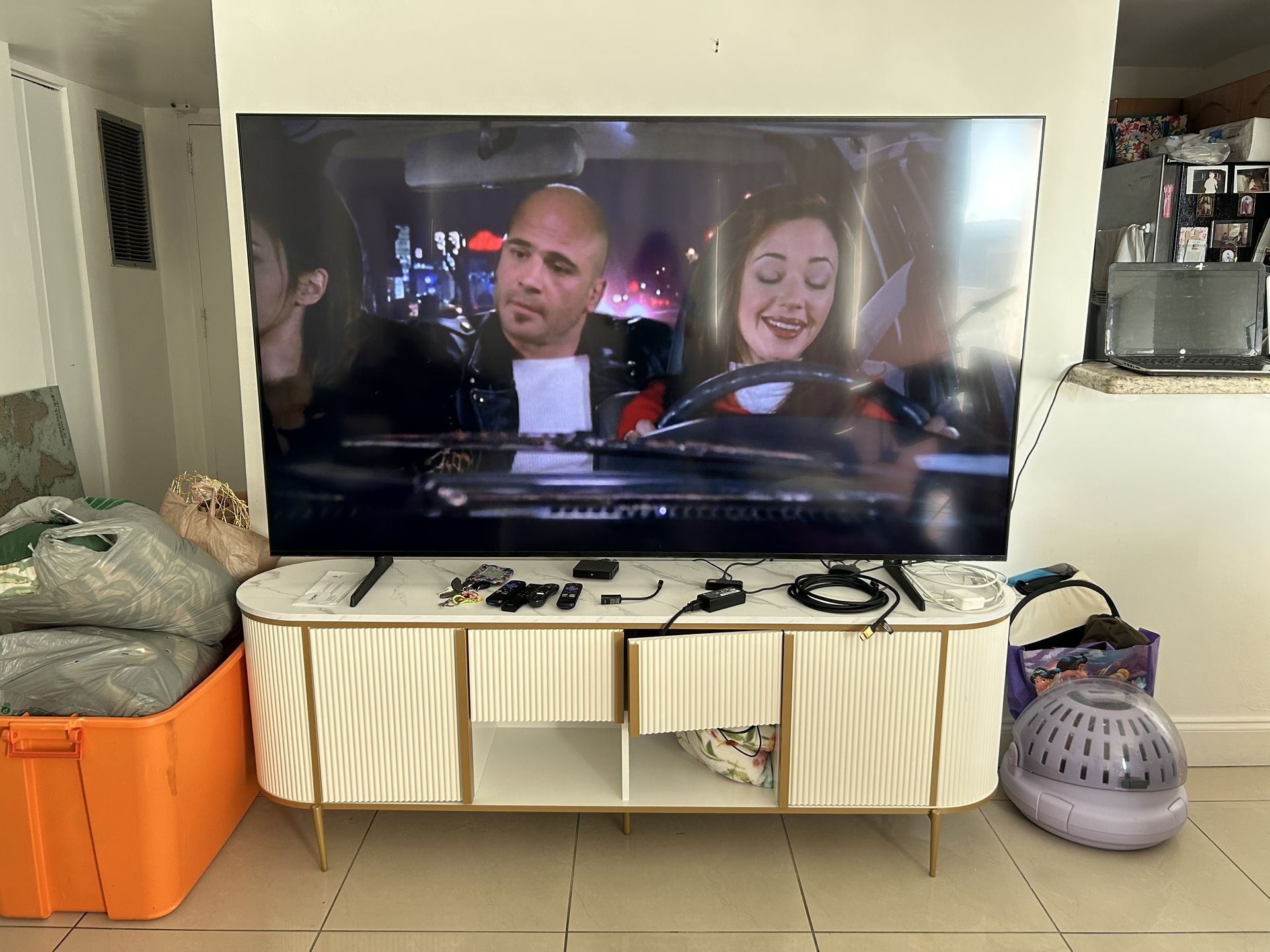 Samsung TV 72+”