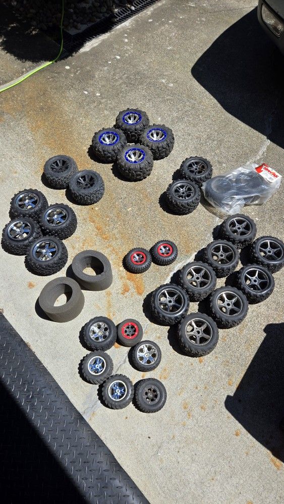 Lots Of Traxxas Rims And Tires. Xmaxx E Revo