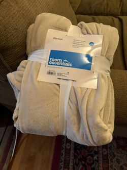New. Room Essentials Plush Blanket  Full/,Queen Size