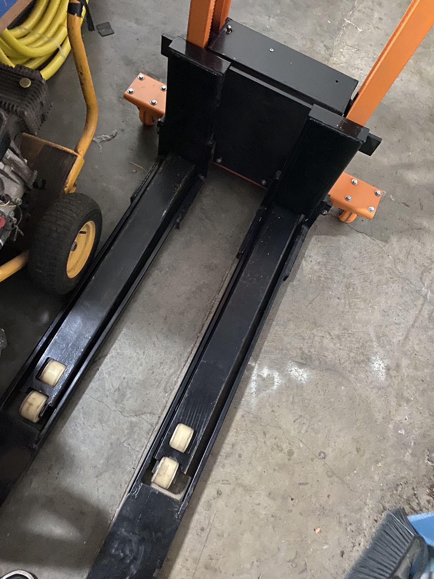 Electric forklift