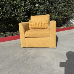 Swiveling Chair DELIVERY AVAILABLE 