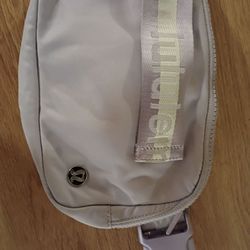 Lululemon Everywhere Belt Bag / Crossbody Fanny Pack – Light Pink – Like New