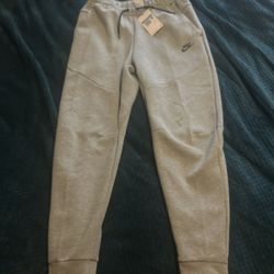Nike tech grey sweat pants fleece (ripped off the tags)