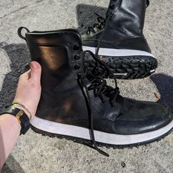 Men's Snow Boots (Size 11)