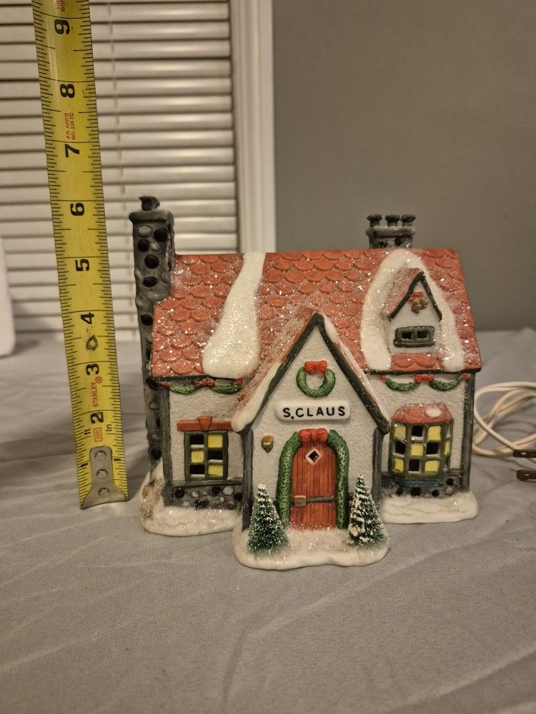 Vintage Santa Claus house w/lights