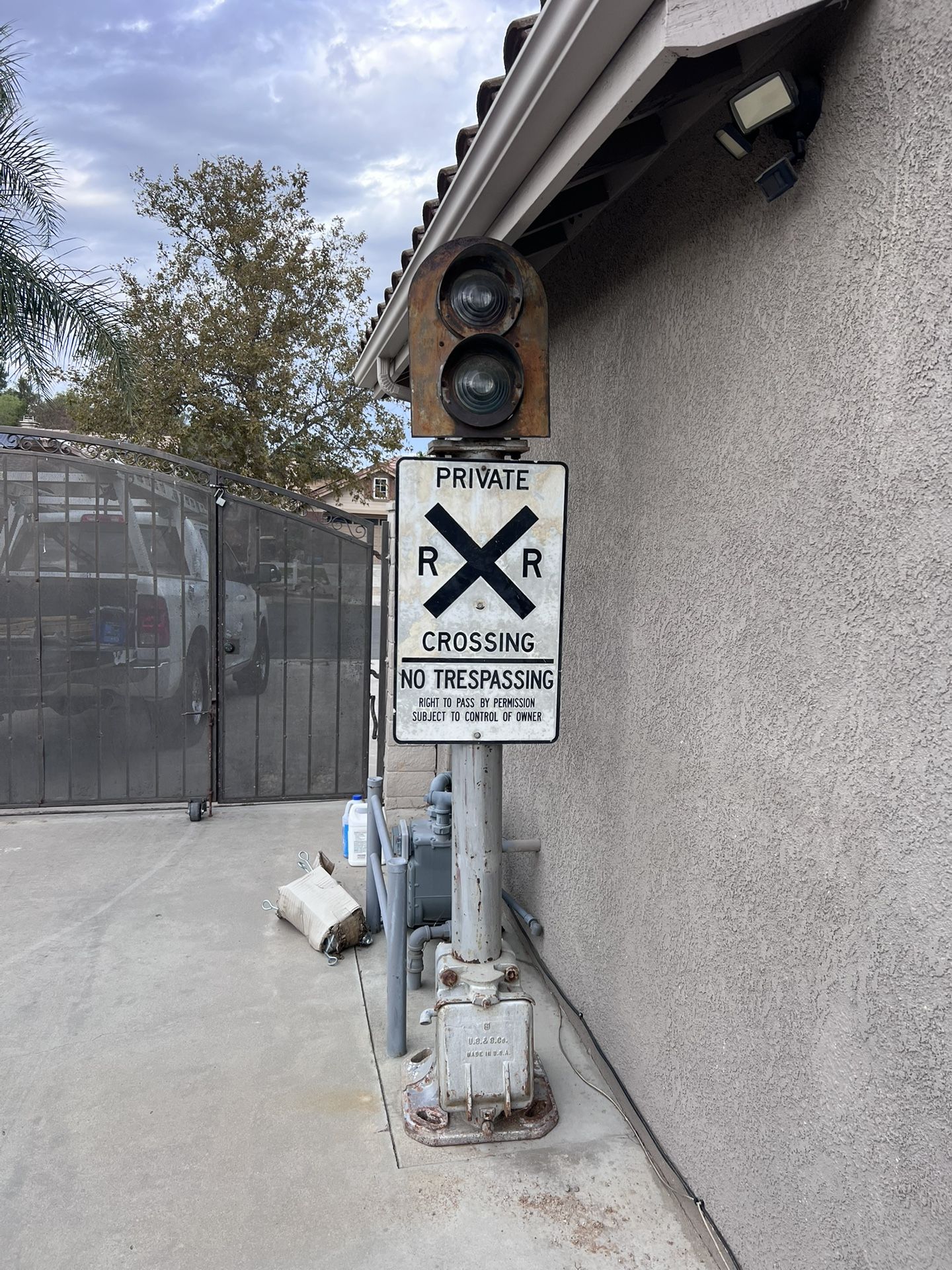 Vintage Railroad Crossing Signal – Working Condition / Collector’s Piece 