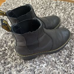 Doc Martens/ Dr. Martens Chelsea Bootss size 7
