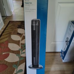 BNIB Utilitech 36in Oscillating Tower Fan 
