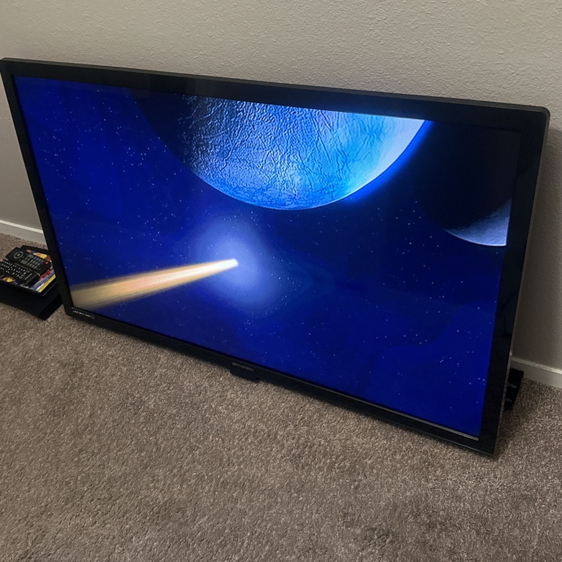 Emerson 50 Inch Tv With Wall Mount 