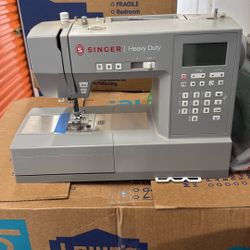 Singer Heavy Duty Sewing Machine 6700c