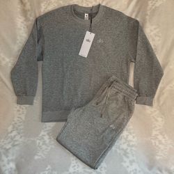 Alo Yoga Accolade Crewneck Sweatshirt and Sweatpants Matching Set in Heather Grey