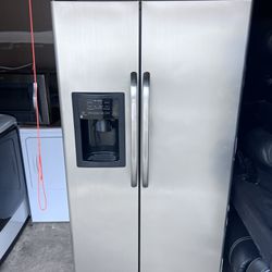 Refrigerator  G E 