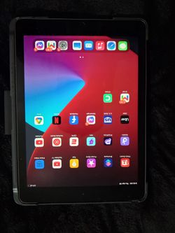 Apple iPad 6th Generation  W/ Keyboard Case
