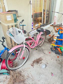 Electra bike in ok condition look at the pictures for reference needs tires