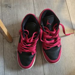 Jordan 1 Low
Black Very Berry