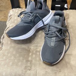 Women’s 9.5 Puma Shoes