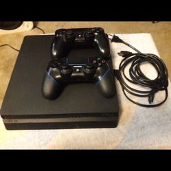 PS4 1tb 2 Controllers