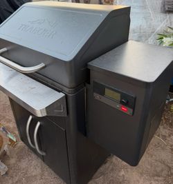 TRAEGER PELLET GRILL SMOKER USED WORKS GREAT