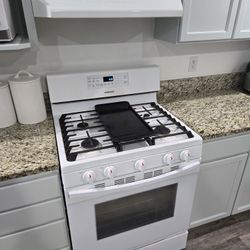 4pc Kitchen APPLIANCE, Gas Stove W/hood,Refrigerator, Dishwasher,Microwave: LIKE NEW!