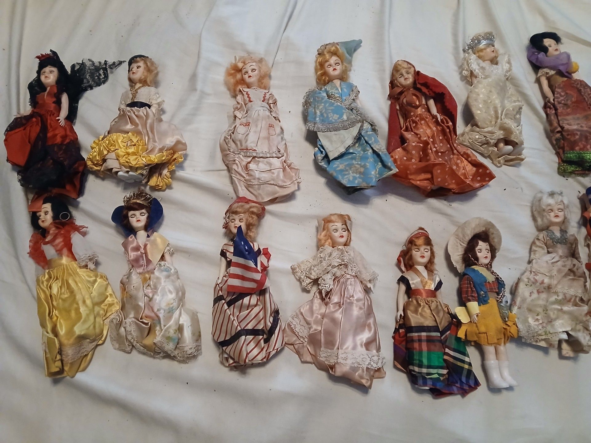 30 vintage collectable dolls