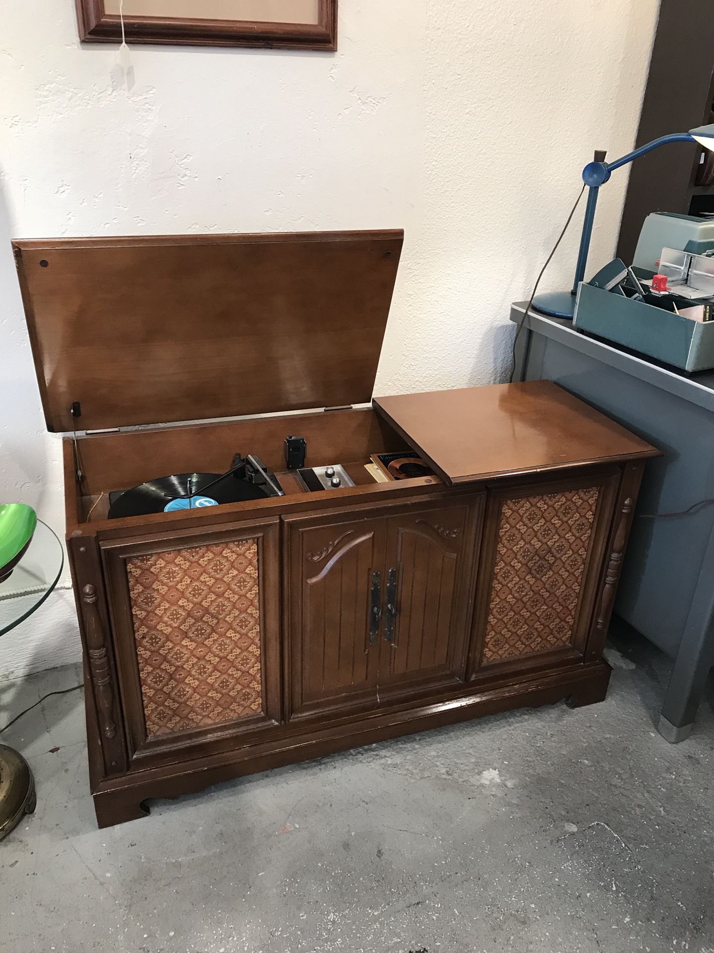Arvin vintage record player/stereo console