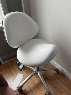 Ergonomic Adjustable Salon/Studio Chair with Wheels – White