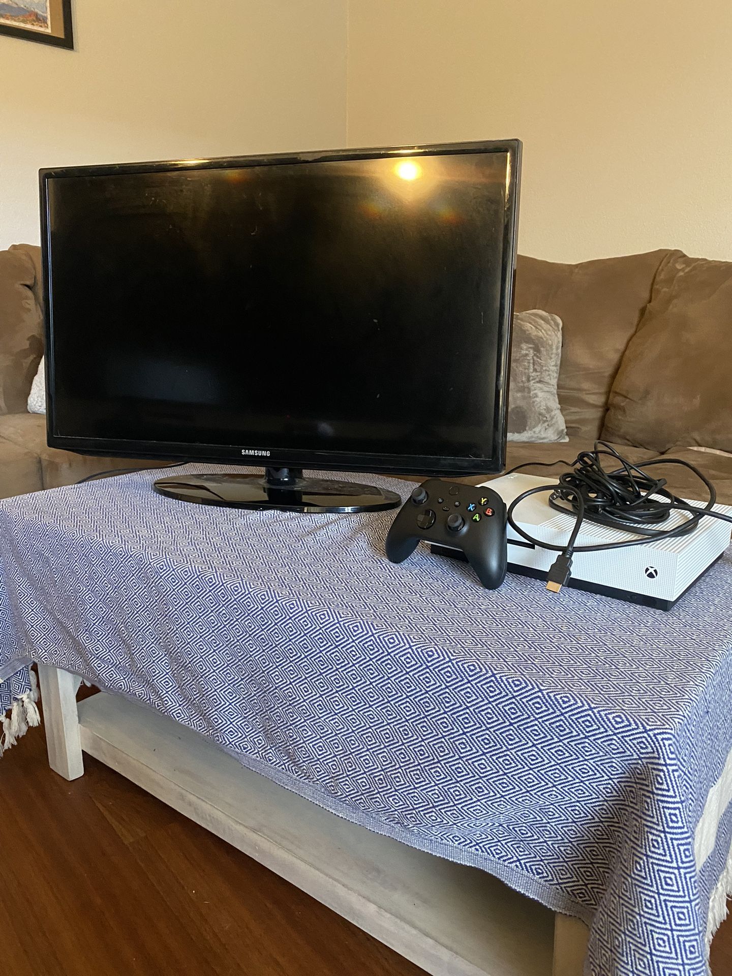 Xbox One & 37’ TV/Monitor