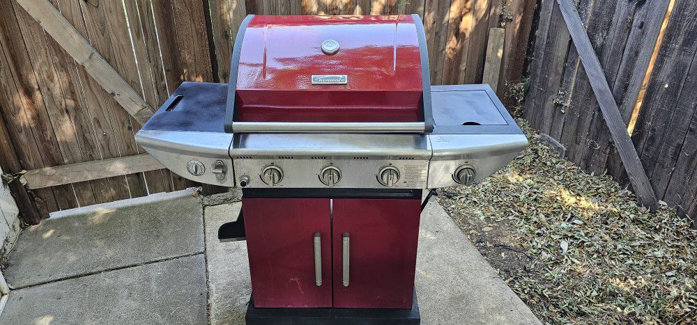 Kenmore GAS BBQ Grill & Propane tank. (Works Great)