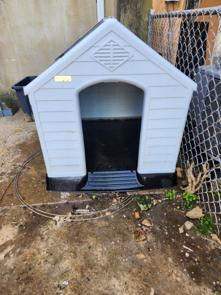 LEMBERI Durable Waterproof Plastic Dog House for Small to Large Sized Dogs