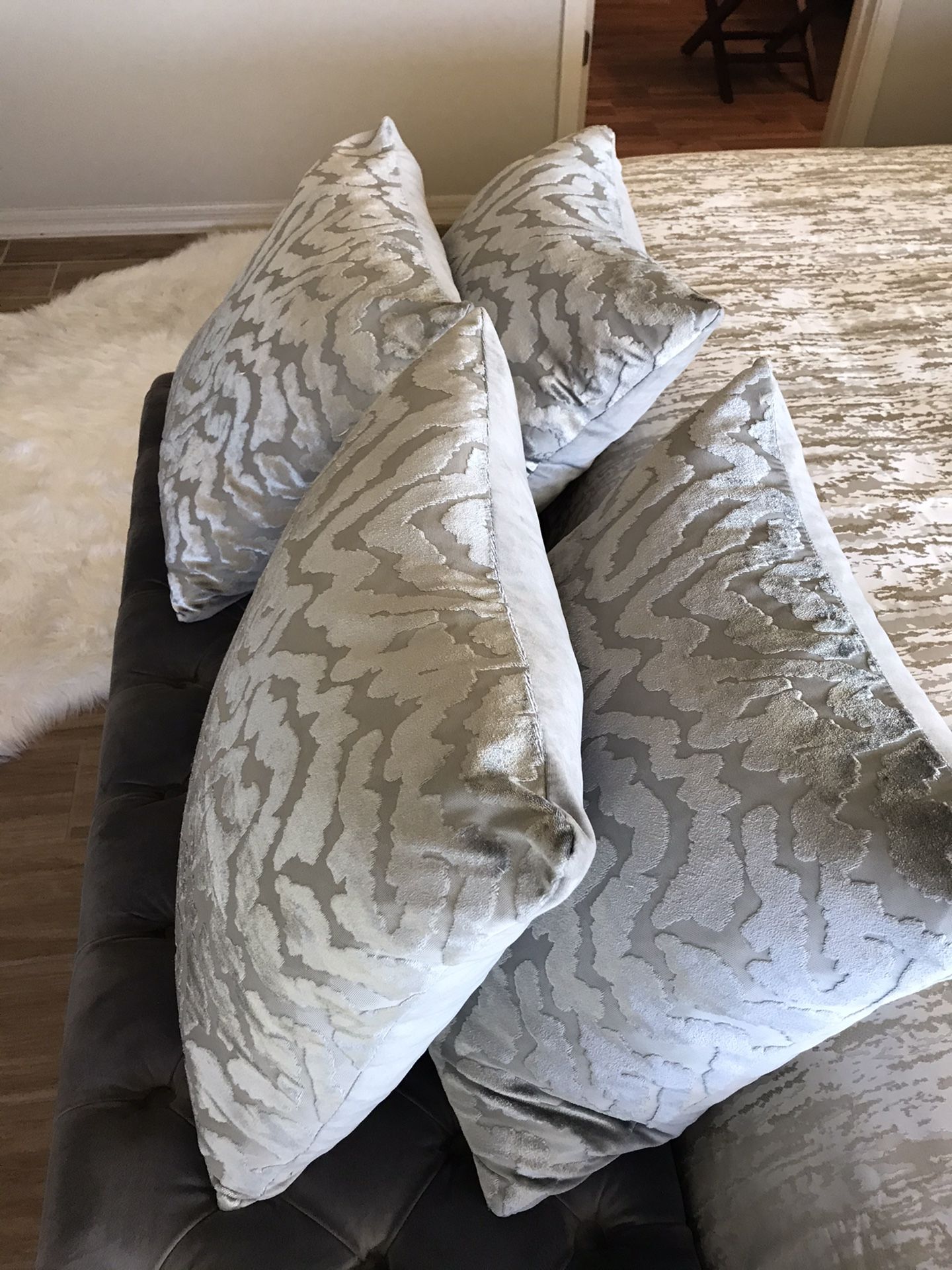 Deco pillows.
