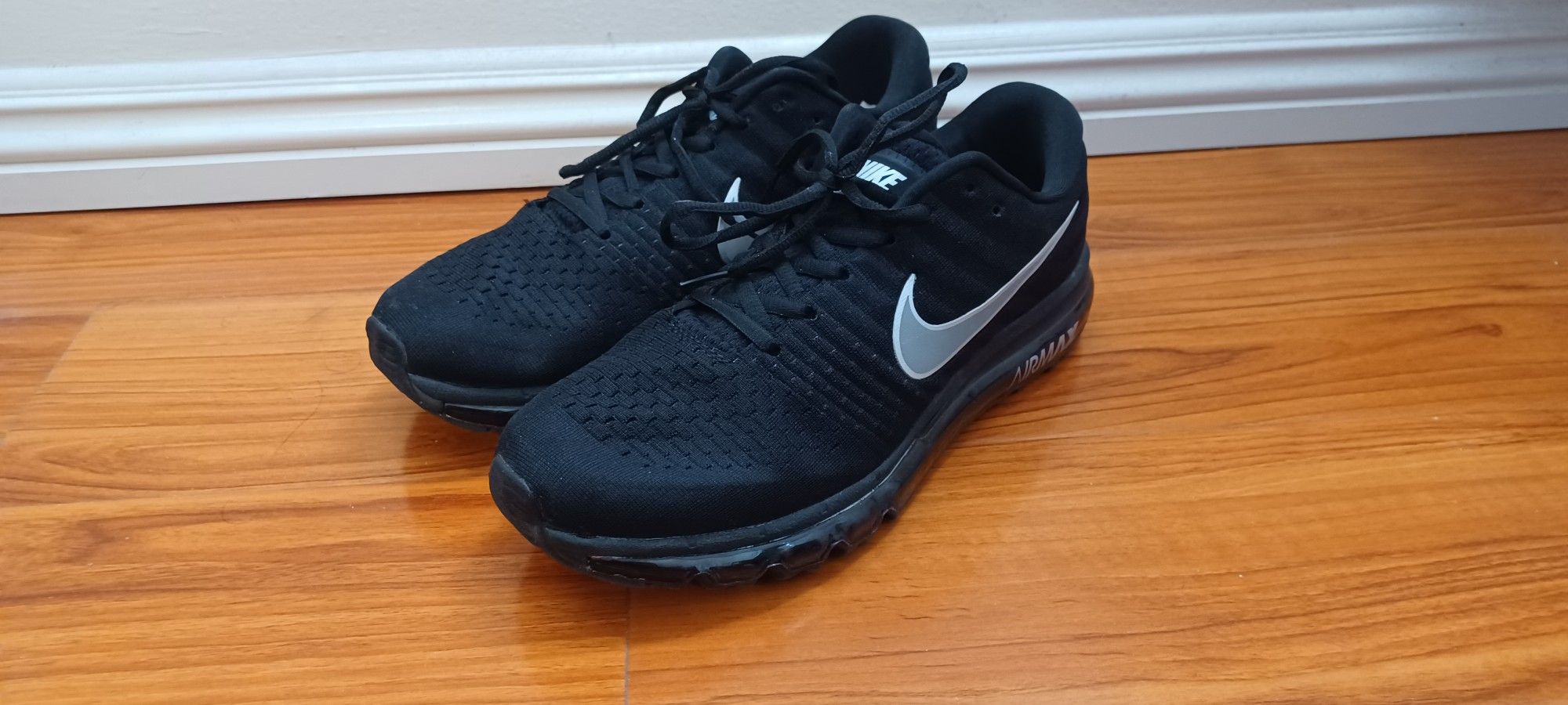 Men Nike Air max Size 9.5 running shoe