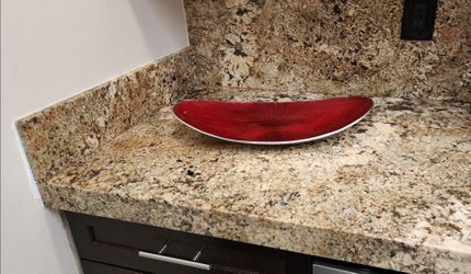 SimplyDesignz oval serving tray and 4 placemats and 4 napkins