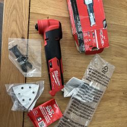 Milwaukee M12 Oscillating Multi Tool With Charger