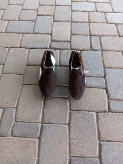 Brown & Spotted White Cow Hair Shoes. Size: 6 men's is 8 women's. New. 