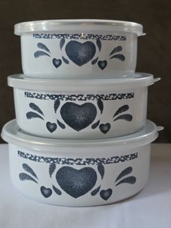 Vintage Enamel Blue Country Heart Graduated Nesting Mixing / Storage Bowls Set of 3 with Lids