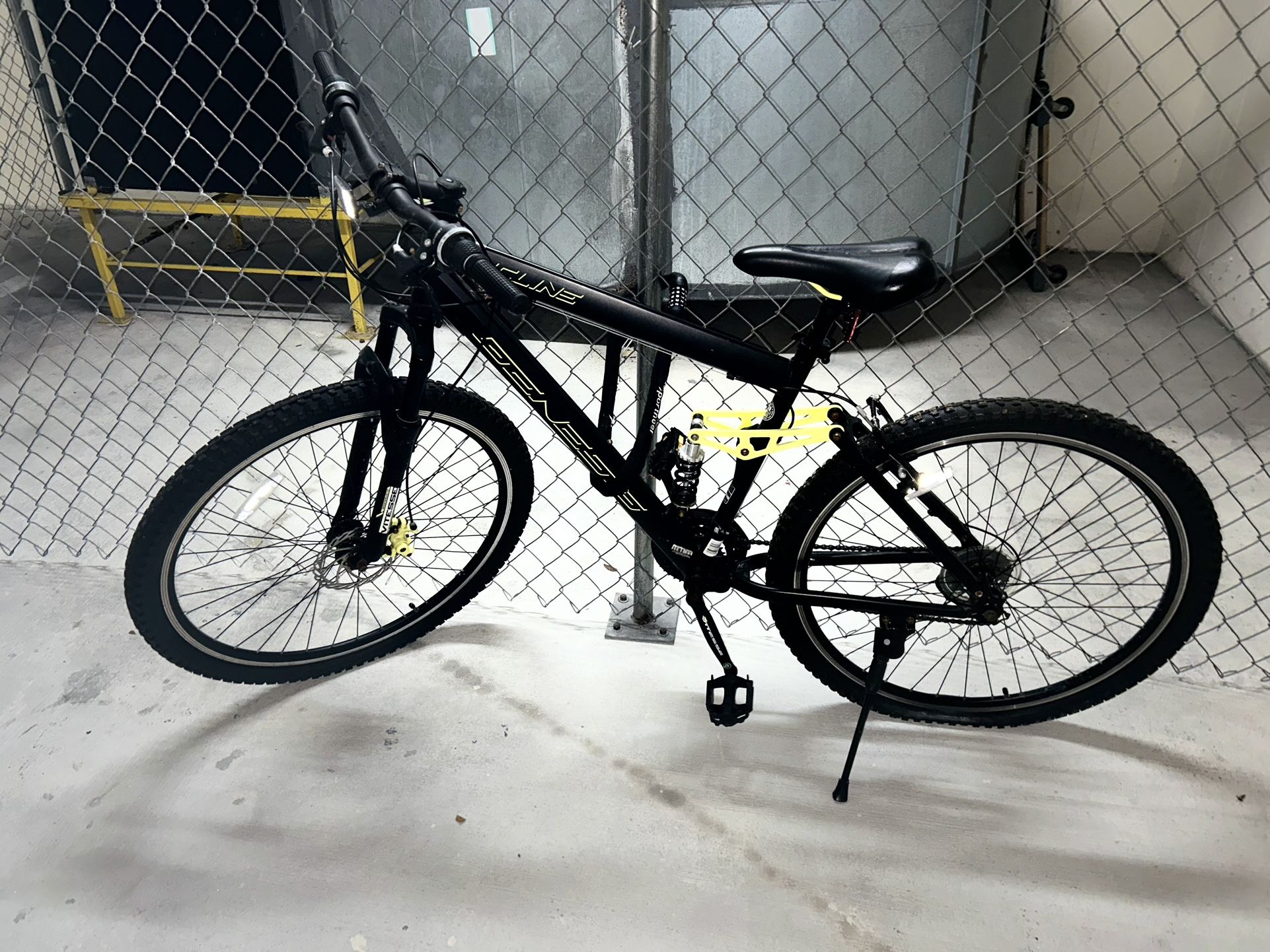 🚴 Genesis V2100 Mountain Bike – 21 Speed, Full Suspension –Cover and Lock  included