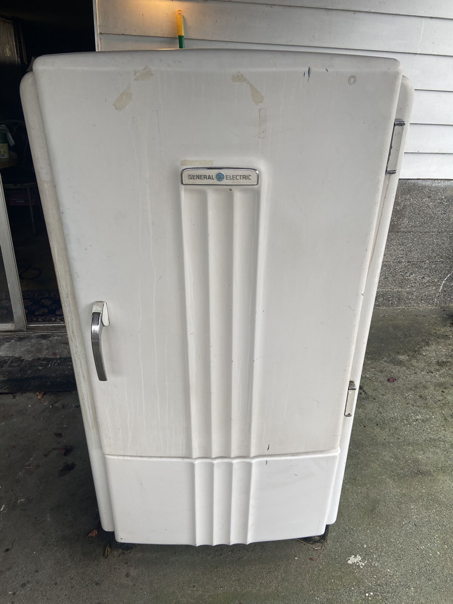 Vintage 1950s General Electric refrigerator