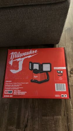 Milwaukee M18 Rover Triple-Panel Flood Light